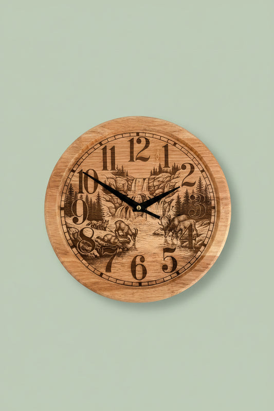 Horloge murale en bois gravé – Diamètre 25 cm