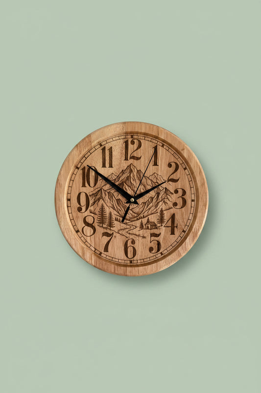 Horloge murale en bois gravé – Diamètre 25 cm