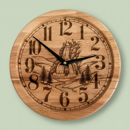 Horloge murale en bois gravé – Diamètre 25 cm