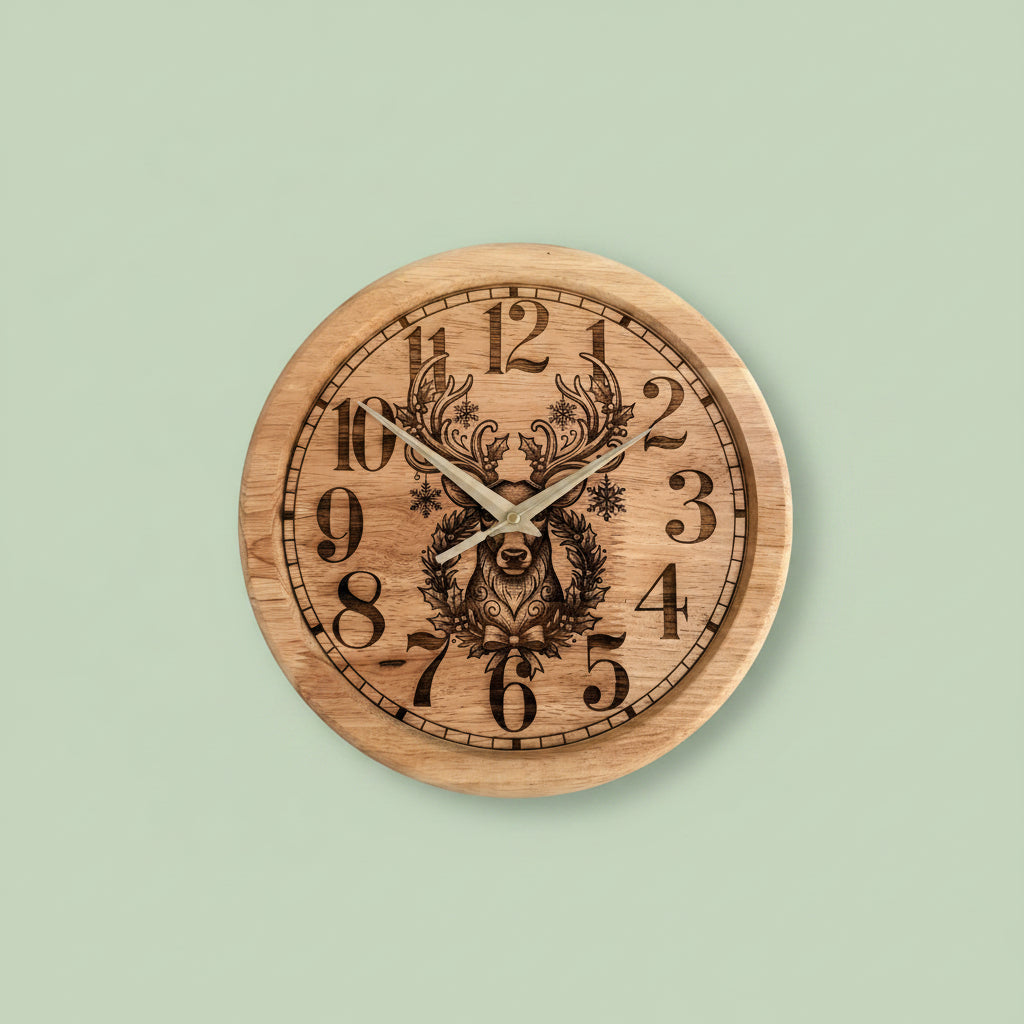 Horloge murale en bois gravé – Diamètre 25 cm