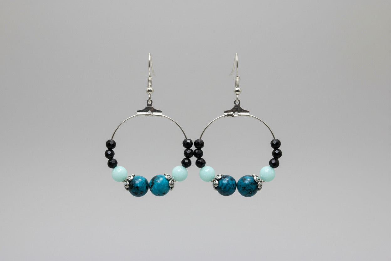 Créoles "Lagon Noir" – Turquoise Profond & Perles Facettées